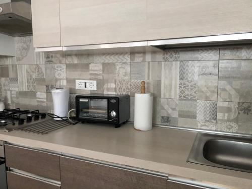 a kitchen with a toaster oven and a microwave at Elle's House in Savona