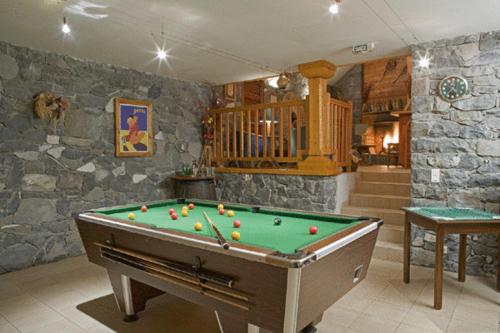 une chambre avec un billard dans une maison dans l'établissement Chalet-Hôtel Alpage & SPA, à Vars