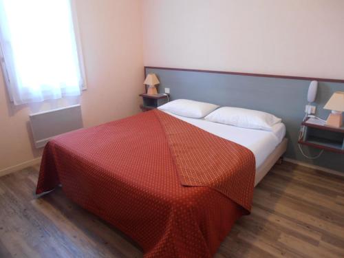 a bedroom with a bed with a red blanket on it at ALIOS Hôtel Restaurant in Bas-Mauco