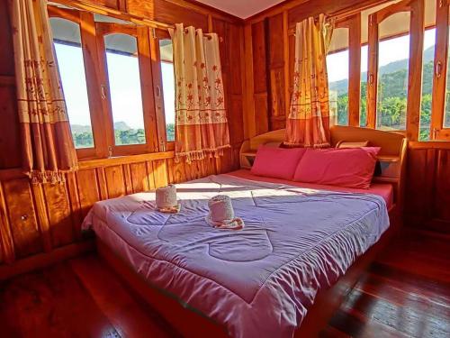 um quarto com 2 camas num quarto com janelas em Pae Maldive Erawan em Chongsadao