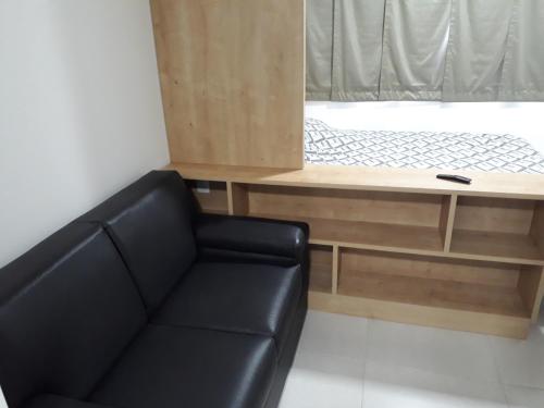 a black leather couch in a room with a window at Beach Class Ilha do Leite in Recife