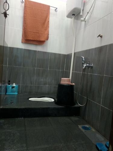 Bilik mandi di TokWan PCB Homestay