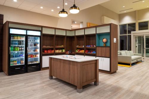 un pharmacien avec un comptoir dans une pièce dans l'établissement Holiday Inn & Suites Orlando - International Dr S, an IHG Hotel, à Orlando