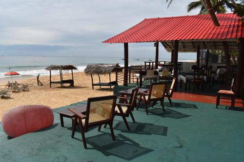 Ein Restaurant oder anderes Speiselokal in der Unterkunft Whitepearl Beach 