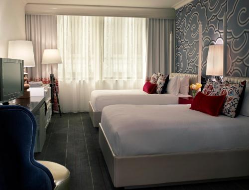 pokój hotelowy z 2 łóżkami i telewizorem w obiekcie Kimpton Hotel Monaco Seattle, an IHG Hotel w mieście Seattle