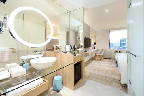 W łazience znajduje się umywalka i lustro. w obiekcie HOTEL CHAM CHAM - Taipei w Tajpej