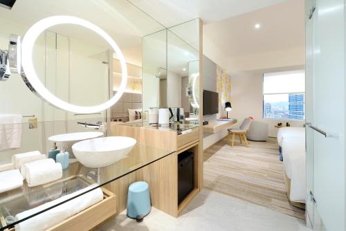 un bagno con lavandino e specchio di HOTEL CHAM CHAM - Taipei a Taipei