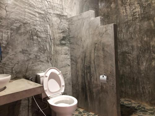 a bathroom with a toilet and a sink at Baan Rai Phufah Resort Chiangrai in Ban Pa Ruak