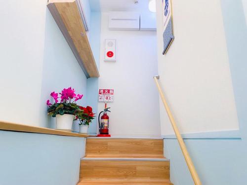 a staircase in a house with flowers on it at 秋の旅館 秋叶原 Tokyo Akihabara in Tokyo