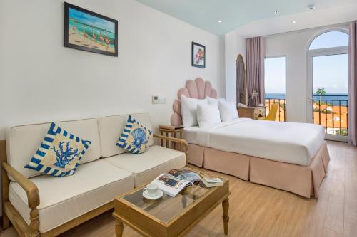 En eller flere senge i et værelse på Adaline Hotel & Apartment