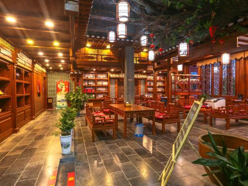 張家界市にあるLee's Boutique Resortの部屋にテーブルと椅子があるレストラン