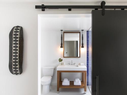 Um banheiro em Kimpton Angler’s Hotel South Beach by IHG