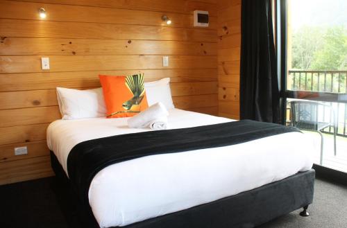 
a bedroom with a bed and a window at Kingston TOP 10 Holiday Park in Kingston

