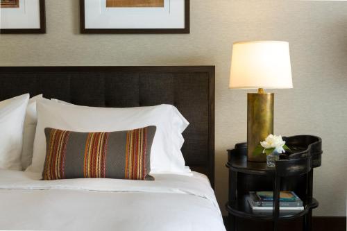 Un ou plusieurs lits dans un hébergement de l'établissement Kimpton Journeyman Hotel by IHG