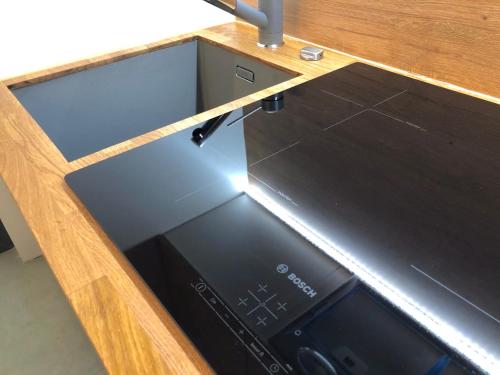 a microwave oven in a counter in a kitchen at Apartament RadMila2 in Radom