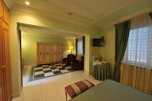 Zimmer mit einem Bett und einem Wohnzimmer in der Unterkunft Hotel Tall de Conill in Capellades