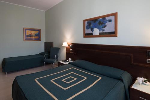 Un pat sau paturi într-o cameră la Panorama Hotel