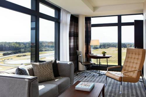 Ruang duduk di Kimpton Overland Hotel - Atlanta Airport by IHG