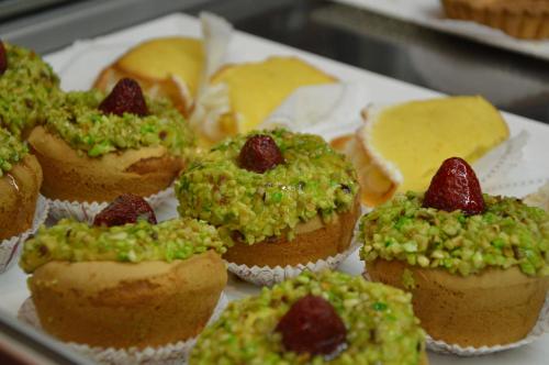 a plate of cupcakes with green sprinkles and strawberries at Panorama Hotel in Siracusa
