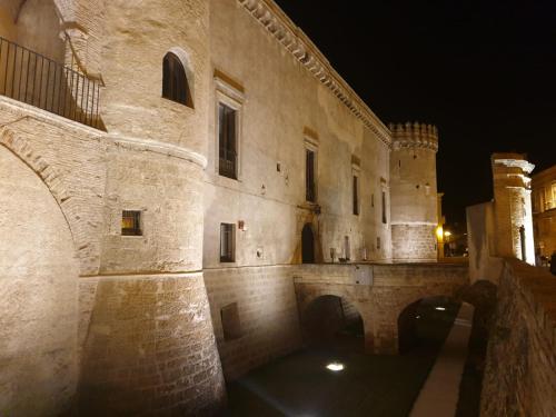 B&B L'ABBAZIA في Torre Maggiore: مبنى قديم في الليل مع أضواء عليه
