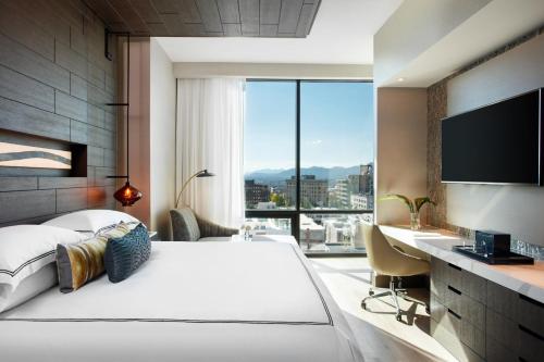 Postel nebo postele na pokoji v ubytování Kimpton Hotel Arras by IHG