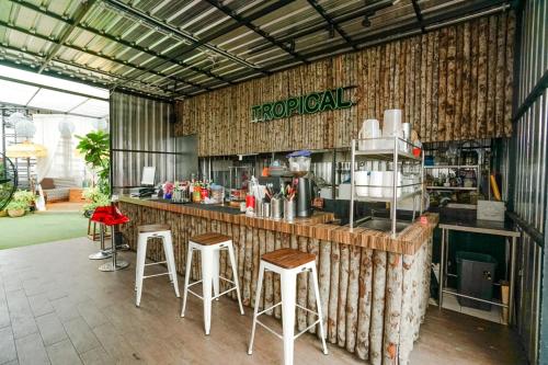 un restaurant avec un comptoir et des tabourets dans une chambre dans l'établissement Deli Hotel, à Medan