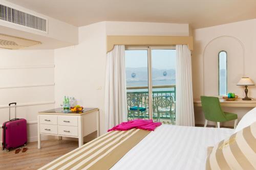 ein Hotelzimmer mit einem Bett und einem Fenster in der Unterkunft Herods Palace Hotels & Spa Eilat a Premium collection by Fattal Hotels in Eilat