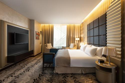 سرير أو أسرّة في غرفة في كراون بلازا آر دي سي الرياض - فندق و مركز مؤتمرات