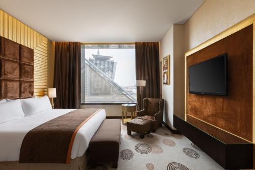 Voodi või voodid majutusasutuse Crowne Plaza Riyadh - RDC Hotel & Convention, an IHG Hotel toas
