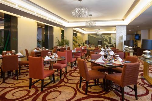 Restaurace v ubytování Crowne Plaza Riyadh - RDC Hotel & Convention by IHG