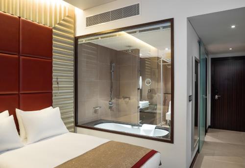 Koupelna v ubytování Crowne Plaza Riyadh - RDC Hotel & Convention by IHG
