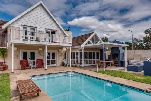 Casa con piscina y casa en Mill Rest, en Port Elizabeth