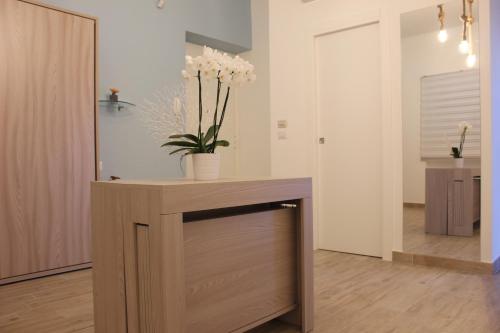 ein Zimmer mit einem Holztisch mit Blumen darauf in der Unterkunft B&B Villa S.Anna in Bari