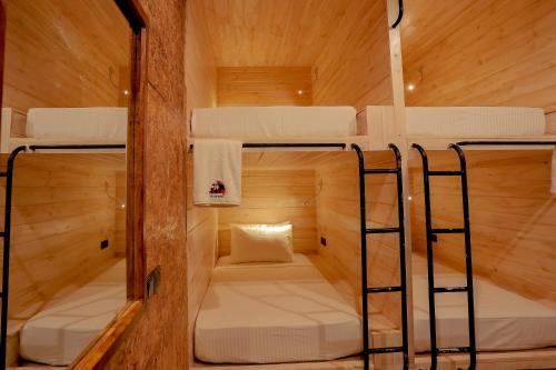 Двуетажно легло или двуетажни легла в стая в Tuk Tuk Hostel Negombo