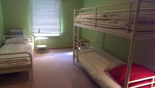 Katil dua tingkat atau katil-katil dua tingkat dalam bilik di 4 SEASONS