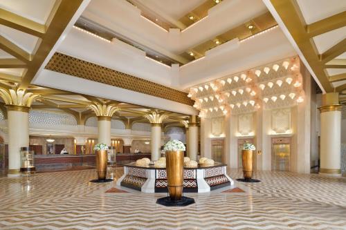 un hall d'un hôtel avec colonnes et table dans l'établissement InterContinental Jeddah, an IHG Hotel, à Djeddah