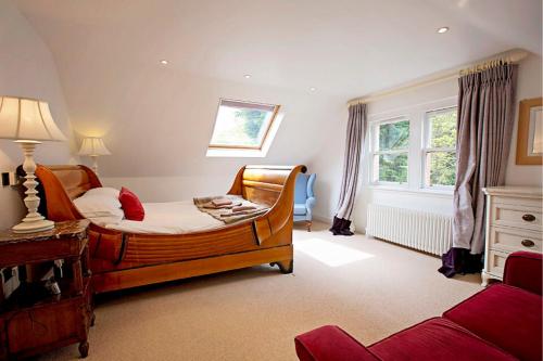 1 dormitorio con 1 cama, vestidor y ventana en The Head Gardeners Cottage, Dunbar, en Dunbar