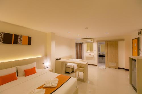 Una cocina o cocineta en De Hug Hotel & Residence