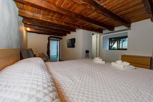 una camera da letto con un letto grande con asciugamani sopra di Casa Rural Los Frailes a Los Llanillos