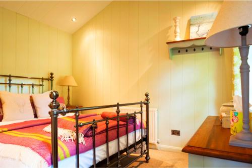 Ένα ή περισσότερα κρεβάτια σε δωμάτιο στο The Lodge by the Lake, Dunbar