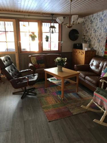 uma sala de estar com um sofá e uma mesa de centro em Rödberget em Råneå