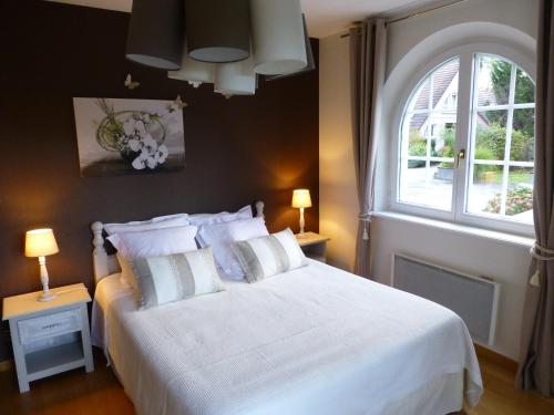 A bed or beds in a room at Chambres d'hôtes La ParentheZ'