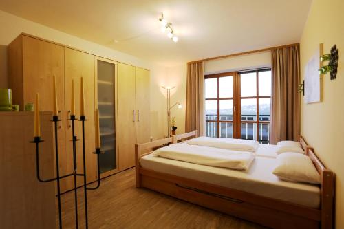 ein Schlafzimmer mit einem Bett und einem großen Fenster in der Unterkunft Appartement Hauzenberg-Panorama in Hauzenberg