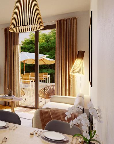 un salon avec un canapé et une table dans l'établissement La Grange des Pères, à Pringy