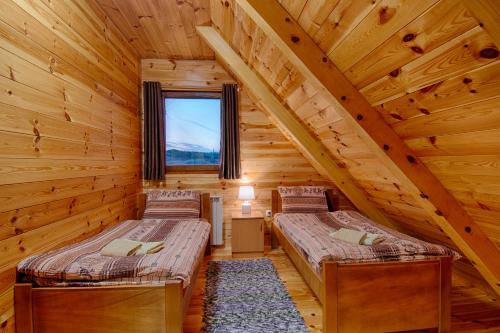 Postel nebo postele na pokoji v ubytování Original Wooden Lodge SG