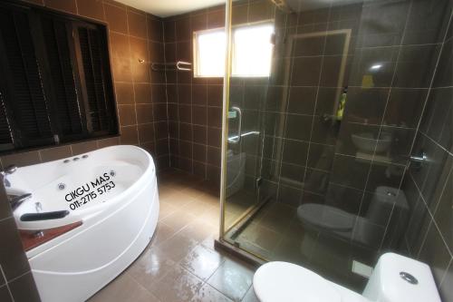 y baño con ducha, lavabo y aseo. en GOLD COAST MORIB by 369 Stay, en Kampong Tanjong Pechah