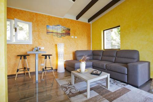 a living room with a couch and a table at Villetta Simonetta in Maccagno con Pino e Veddasca
