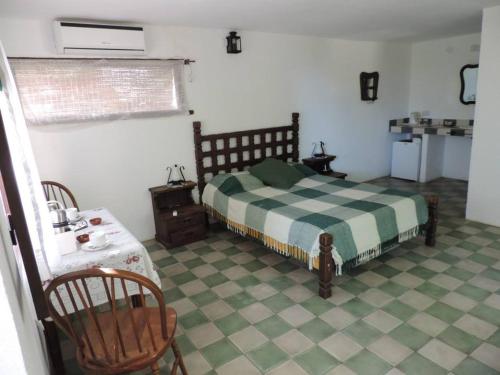 1 dormitorio con 1 cama, mesa y silla en La Quebradita en San Javier