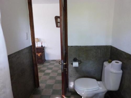 baño con aseo blanco en una habitación en La Quebradita en San Javier