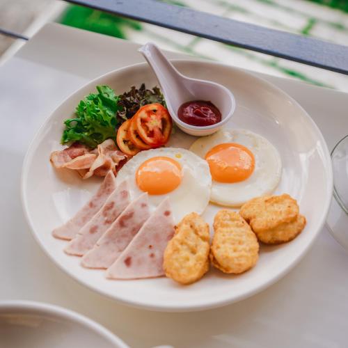 Eten bij of ergens in de buurt van het hotel

